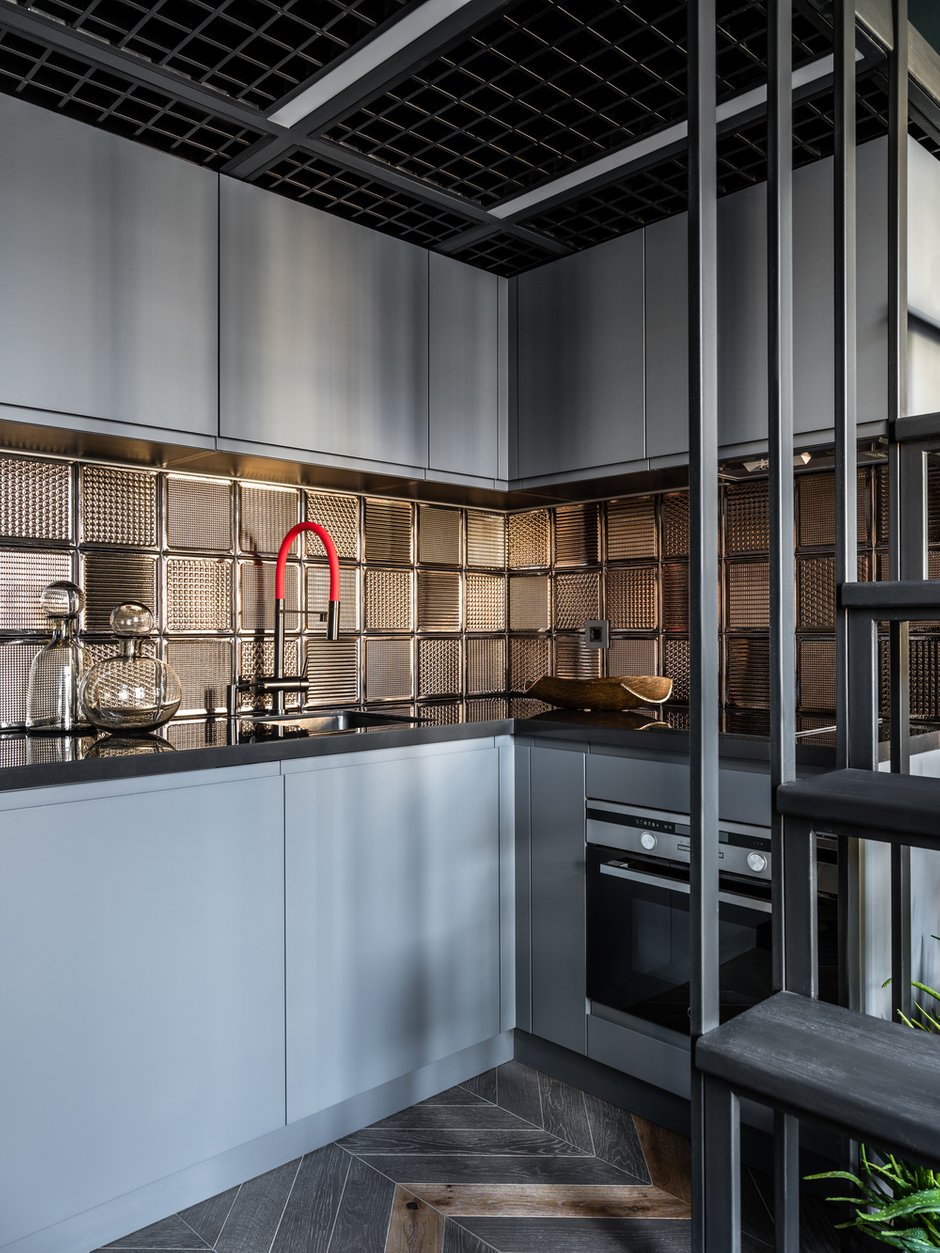 Плитка на кухонном фартуке выглядит как стеклоблоки.