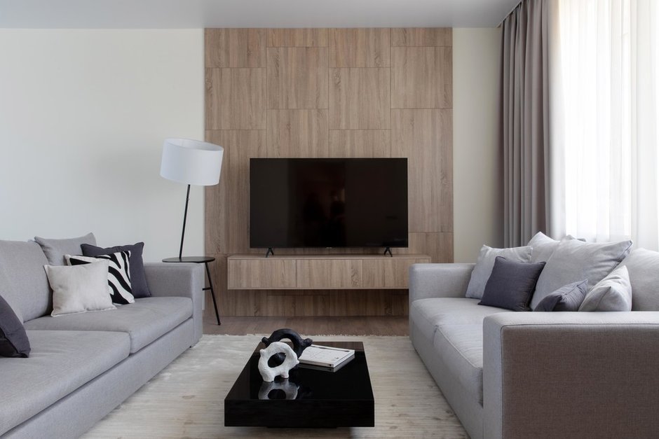 Диваны хозяйка оставила: сделали перетяжку, и спустя десять лет они заиграли как новые.