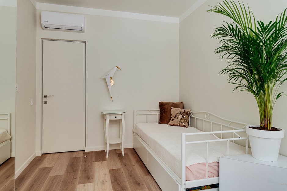 В детской был установлен прикроватный светильник в форме птички-оригами, который крепится ножками к жердочке и может покачиваться, создавая игривое настроение. 