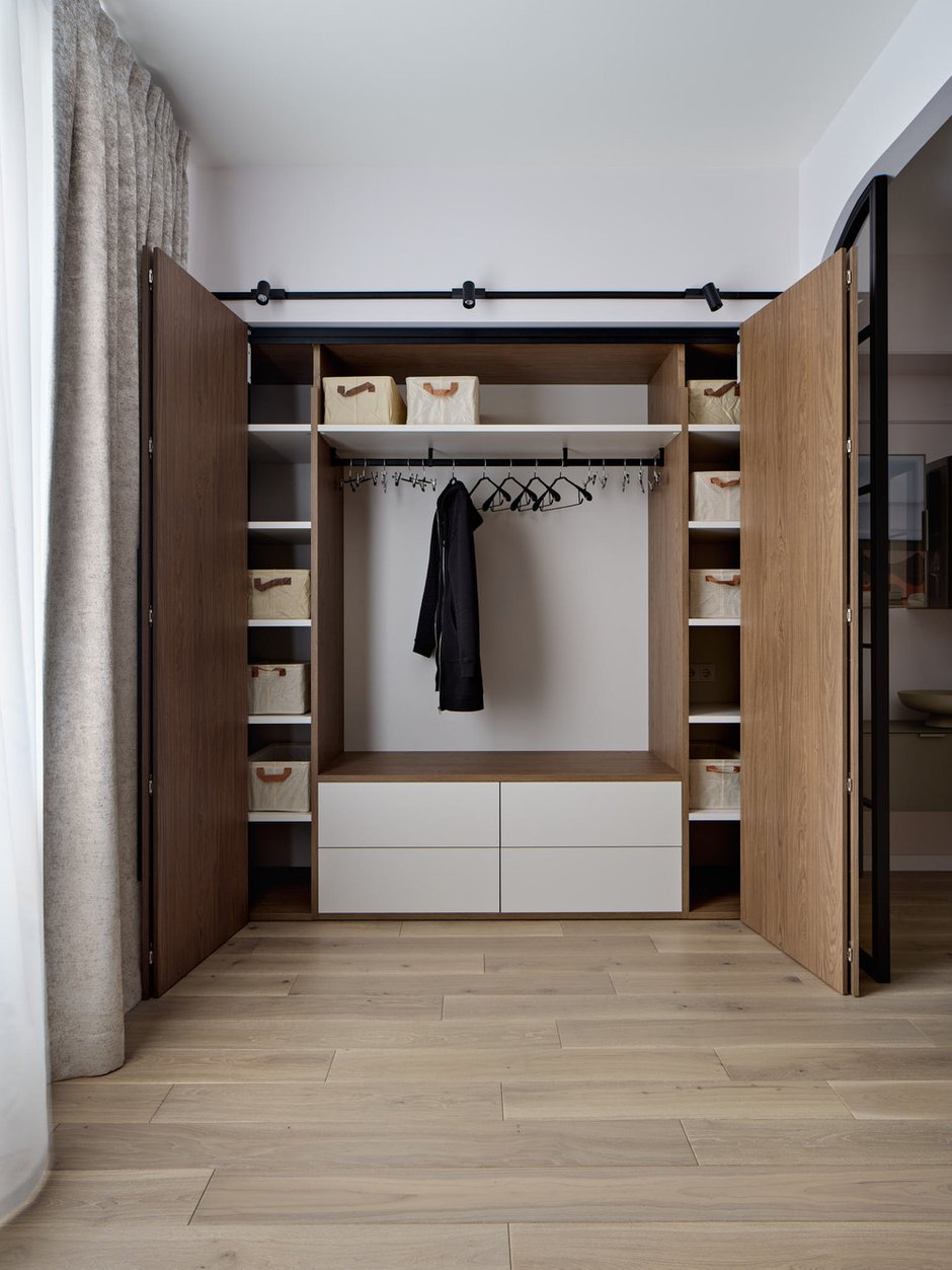 Фотография: Гардеробная в стиле Современный, Квартира, Проект дня, Москва, Сталинка, 3 комнаты, Более 90 метров, Анастасия Уфимцева – фото на INMYROOM