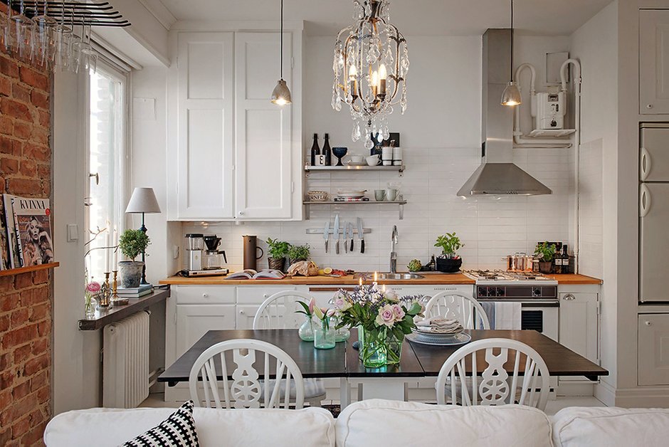 Фотография: Кухня и столовая в стиле , Скандинавский, Малогабаритная квартира, Квартира, Швеция, Цвет в интерьере, Дома и квартиры, Белый, Стена – фото на INMYROOM