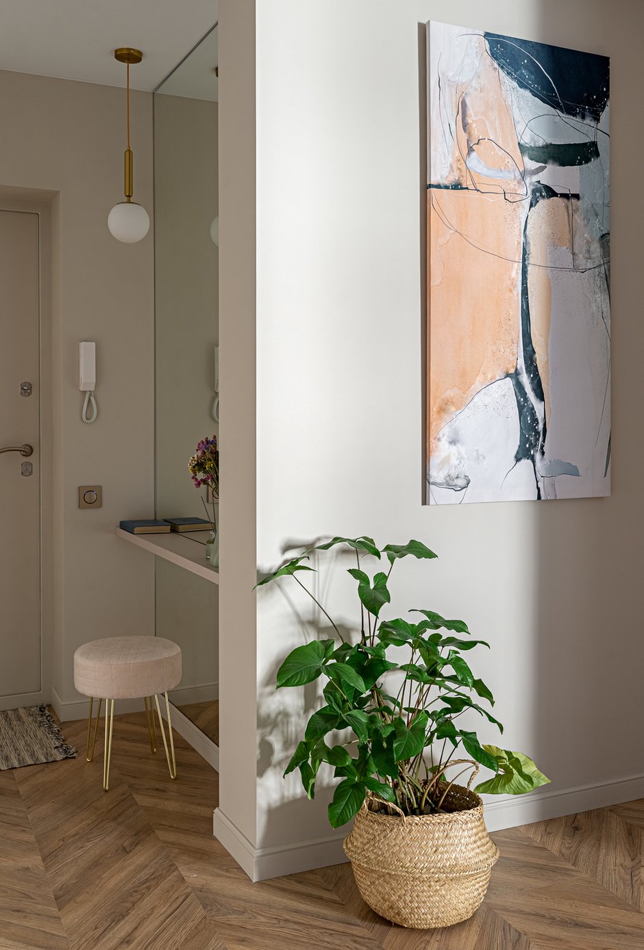 Зеркало в пол в нише в прихожей дополнили полкой для хранения и пуфом.