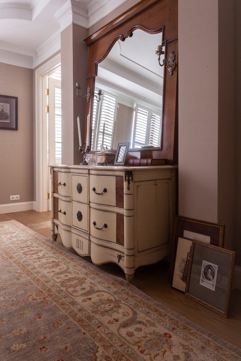 Фотография:  в стиле , Классический, Эклектика, Дом, Россия, Restoration Hardware, Белый, Проект недели, Черный, Москва, Красный, Dulux, Серый, Коричневый, Никита Морозов, интерьер загородного дома, Possoni, Arte Veneziana S.r.l, Traditional Bathrooms, Devon & Devon, Casa d'Arte Paoletti, Old Wood, Roche Bobois, Stovax William IV, как обустроить загородный дом, классический стиль в интерьере, камин в гостиной, Таунхаус – фото на INMYROOM
