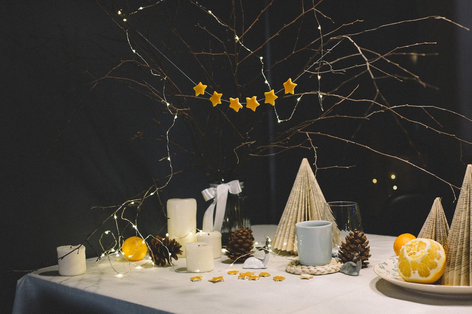 Фотография:  в стиле , DIY, декор стола, новогоднее оформление интерьера, новогодняя сервировка стола – фото на INMYROOM