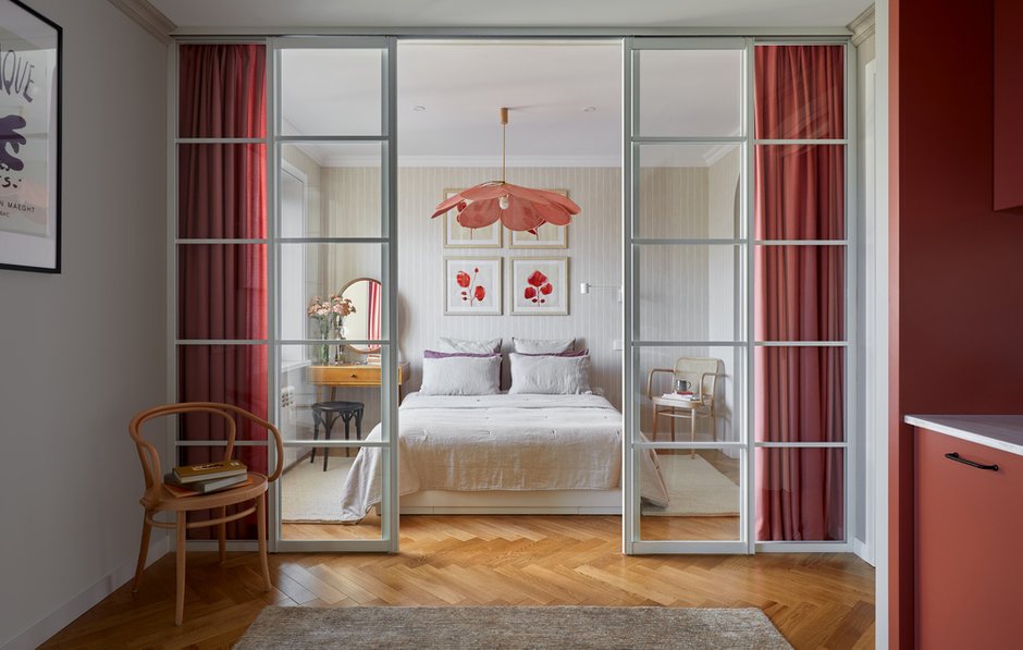 Отправной точкой концепта этой квартиры был светильник темно-кораллового цвета, который дизайнер давно приглядела у маленькой французской мастерской. Его заказывали из Парижа.