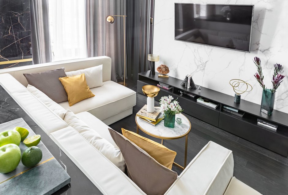 На стене с ТВ использовали декоративные рейки из МДФ и темные зеркальные вставки.