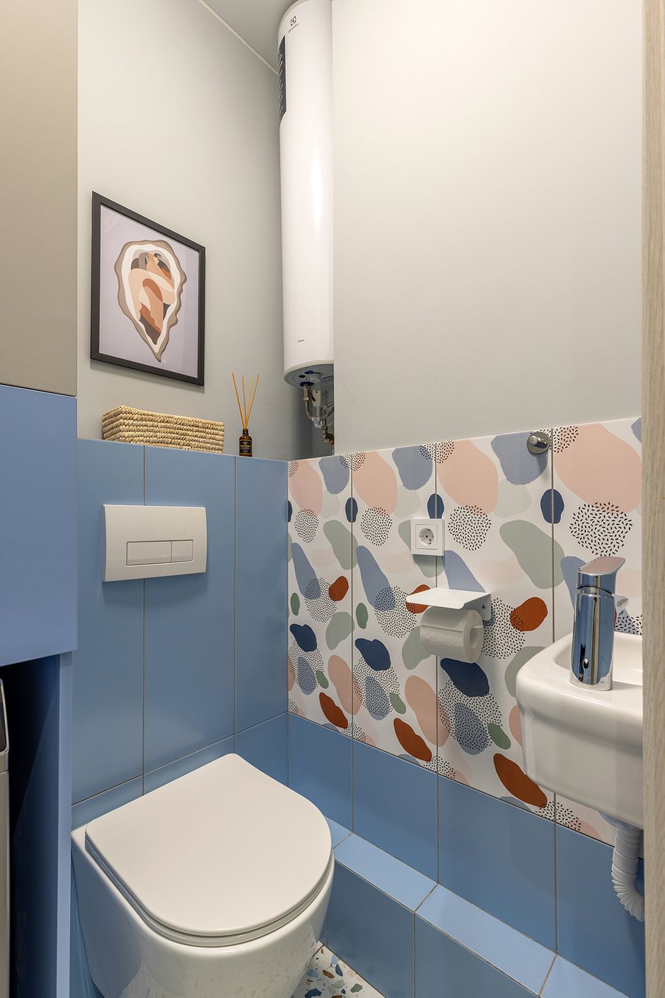 В маленьком санузле скомбинировали покраску с плиткой, что позволило сэкономить на материалах и сделать необычный дизайн.