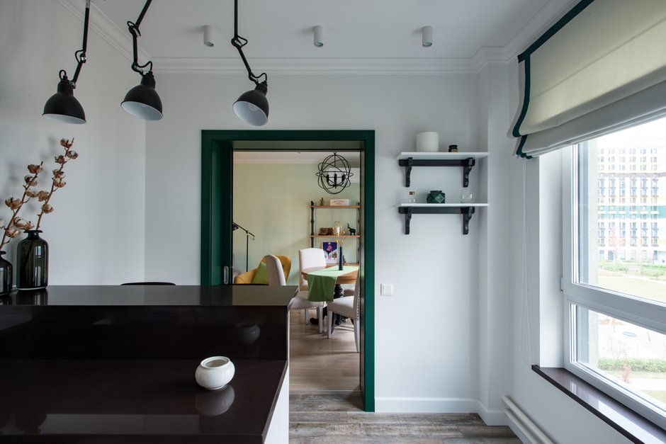 Фотография: Кухня и столовая в стиле Современный, Эклектика, Квартира, Белый, Проект дня, Черный, Москва, Зеленый, Бежевый, Желтый, Панельный дом, 2 комнаты, Евгений Гнесин, Roomba Interior – фото на INMYROOM