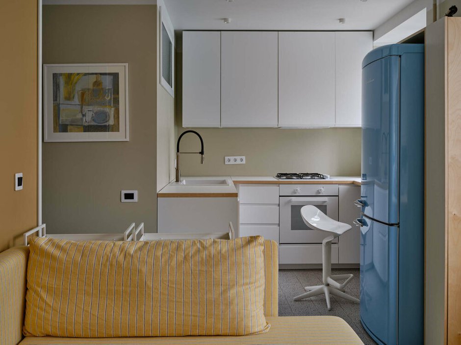 Фотография:  в стиле , Квартира, Интерьер комнат, Интерьерный стиль, Дизайн интерьера, Советы, Системы хранения, как сделать интерьер уютнее, как визуально увеличить площадь малогабаритки, ремонт в хрущевке, переделка хрущевки, Хрущевка, типовые квартиры, квартира в хрущевке, Как сделать маленькую квартиру визуально больше, Как визуально поднять потолки – фото на INMYROOM