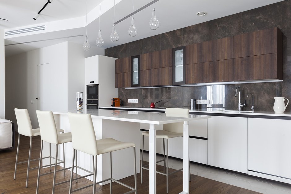 Фотография: Кухня и столовая в стиле Современный, Квартира, Проект недели, Москва, Монолитный дом, 4 и больше, Более 90 метров, Максим Новиньков, INMYROOM_ВИДЕО, INMYROOM TV – фото на INMYROOM