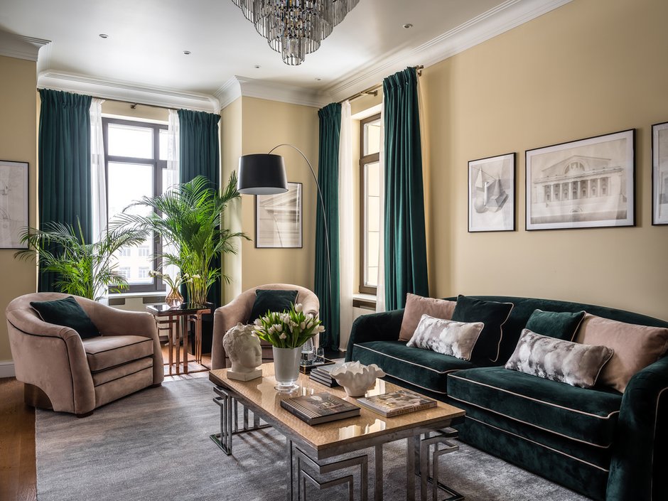 Изначальной фишкой помещения, что говорит о современном подходе автора комплекса Barkli Residence — Роберта Стерна, стали увеличенные по высоте окна 220 см и высокие потолки 315 см. 