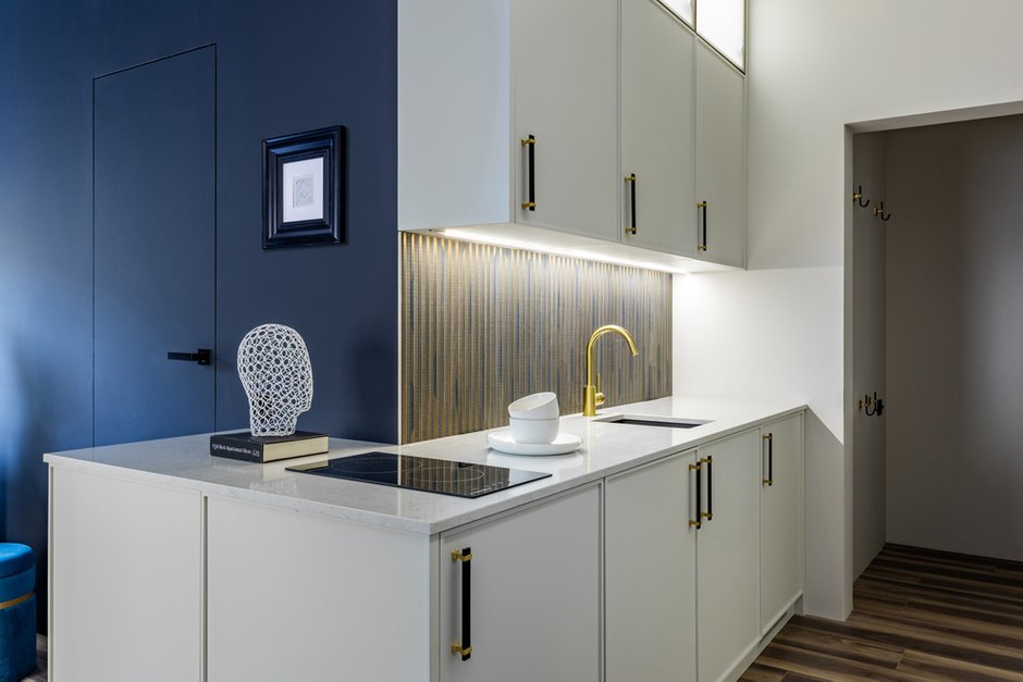 Фотография: Кухня и столовая в стиле Современный, Эклектика, Малогабаритная квартира, Квартира, Студия, Проект дня, Москва, Кирпичный дом, до 40 метров, современный с элементами ар-деко – фото на INMYROOM