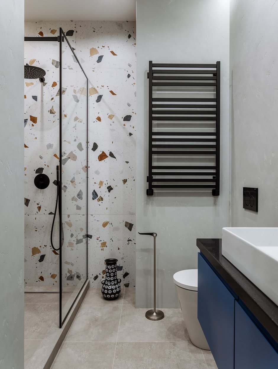 Мужской санузел оснащен необходимым минимумом — душевая, раковина с подвесной тумбой, унитаз.