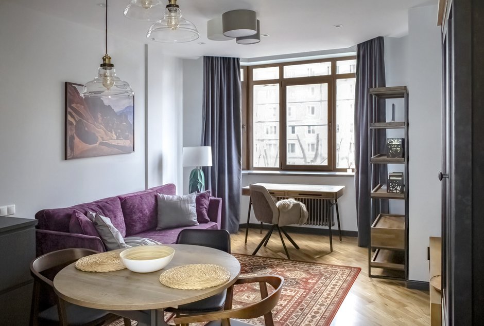 Красный ковер с восточным орнаментом — мечта заказчика. В интерьере он немного напоминает советский ковер. Но если присмотреться, становится понятно, что он имеет скандинавский разноцветный орнамент на красном фоне. 