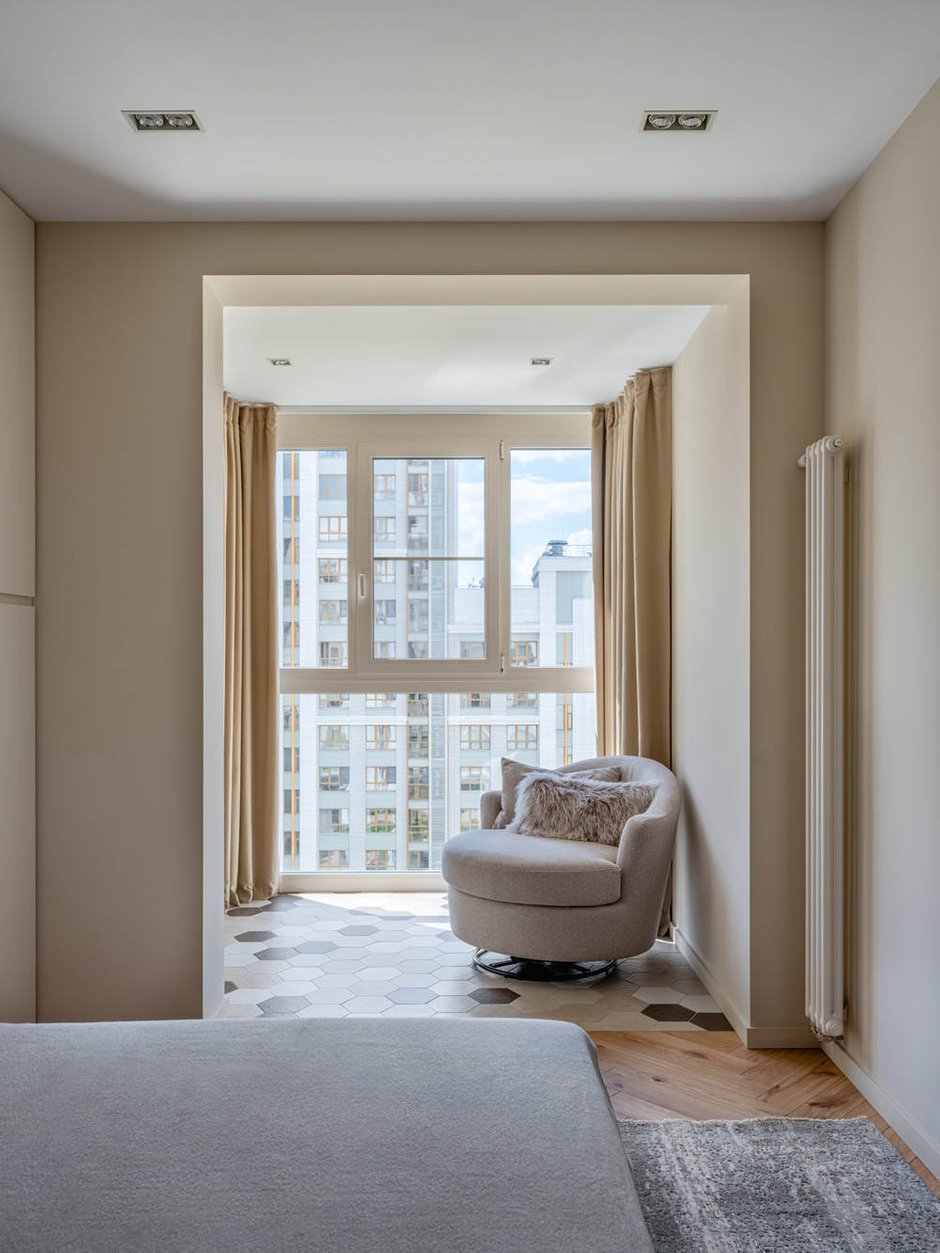 Легкие стеклянные перегородки и отсутствие штор визуально увеличивают пространство спальни. Мебель для спальни изготавливали на заказ по эскизам и чертежам дизайнеров.