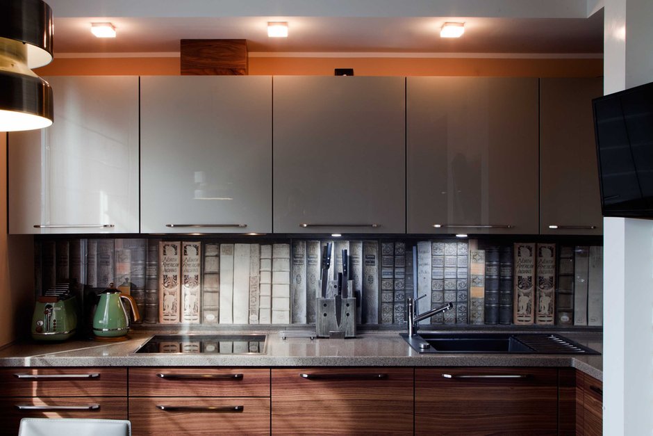 Фотография:  в стиле , Кухня и столовая, Скандинавский, Современный, BoConcept, Белый, Проект недели, Москва, Серый, Кухонный фартук, Коричневый, Ballerina, маленькая кухня, бетонные стены, перепланировка кухни в панельном доме, ремонт в панельном доме, стекло фартук, Peronda, кухня-гостиная дизайн, как оформить интерьер кухни, плитка на кухне, как выбрать кухонный гарнитур, как выбрать плитку для фартука, кухня-гостиная в типовой квартире, как оформить кухню-гостиную, бетон на кухне, Алексей Комов, Мастерская Алексея Комова, дом серии ПД-3/22, Marca Corona – фото на INMYROOM