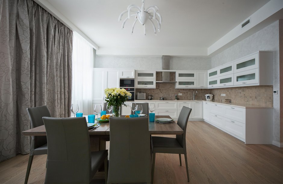 Фотография: Кухня и столовая в стиле Современный, Эклектика, Квартира, Россия, Планировки, Eichholtz, SMEG, Декор, Мебель и свет, Белый, Минимализм, Проект недели, Бежевый, Серый, Розовый, Санкт-Петербург, ELE, Boen, Shannon, Toto, Arezia, Johnson Tiles, Karman, Маша Марченко – фото на INMYROOM