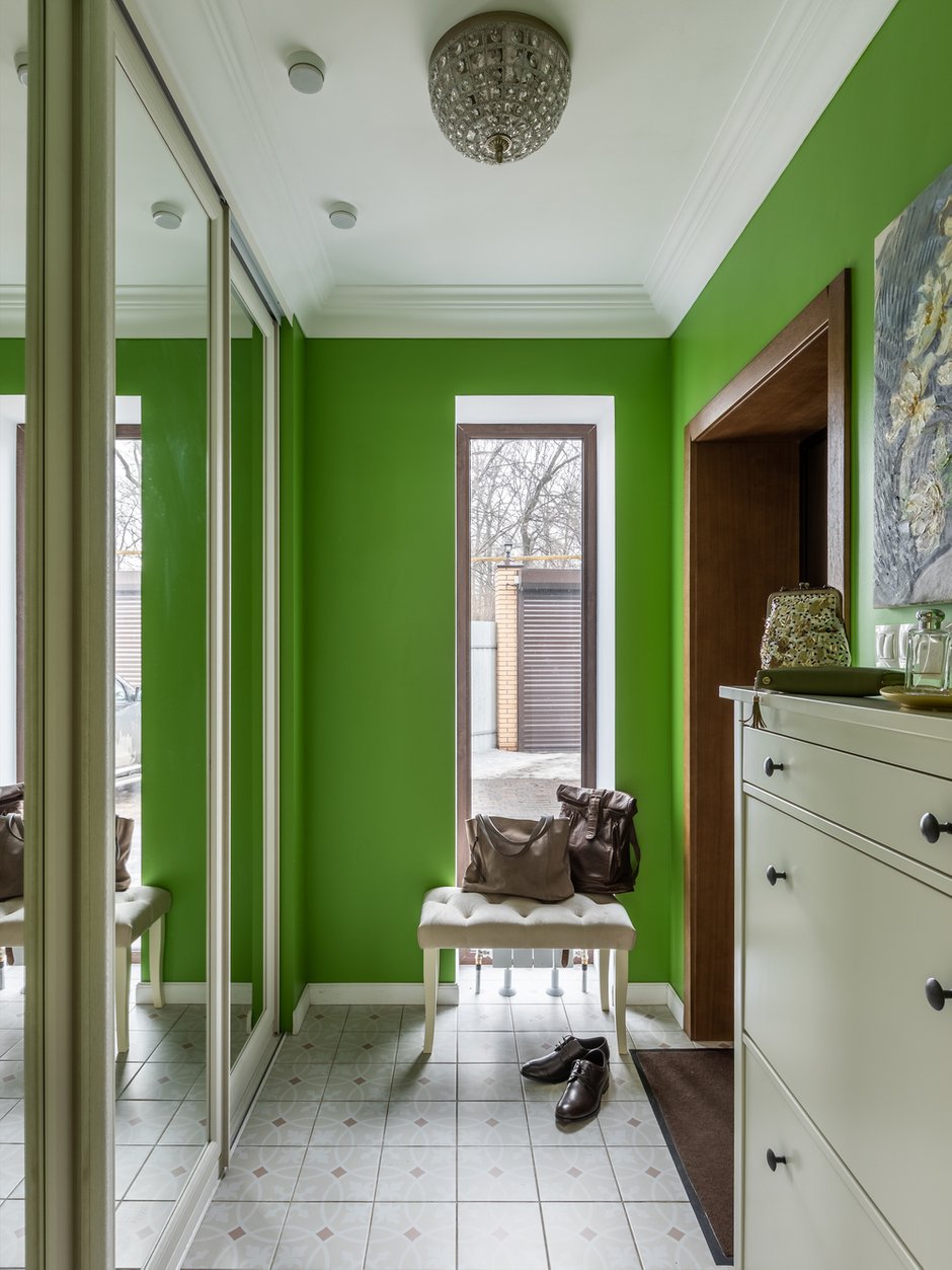 Тамбур сделали нарочито ярким. Здесь хозяева проводят мало времени, потому можно позволить себе более смелые цвета.