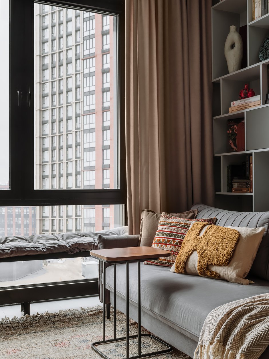 В гостиной и детской спальне в оконных нишах установили металлические скамейки с матрасиками и подушками: удобны для чтения, дополнительные места для гостей, с них прекрасные виды на закат солнца.