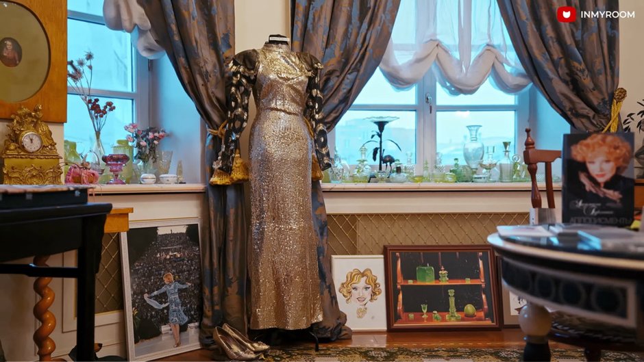 Фотография: в стиле , советский дизайн, LIFESTYLE, Людмила Гурченко, Квартира Людмилы Гурченко, жизнь актрисы, квартира актрисы, советские актрисы, жилье ссср, жизнь Людмилы Гурченко, Гардероб Людмилы Гурченко, как одевалась Людмила Гурченко, образы Людмилы Гурченко, одежда Людмилы Гурченко, как жила Людмила Гурченко, квартира Людмила Гурченко, Гурченко, Коллекция Гурченко, Урановое стекло Гурченко – фото на INMYROOM