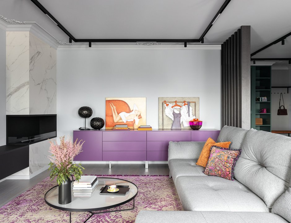 В интерьере прослеживается влияние восточной тематики в цвете комода, ковра и в принте декоративных подушек.