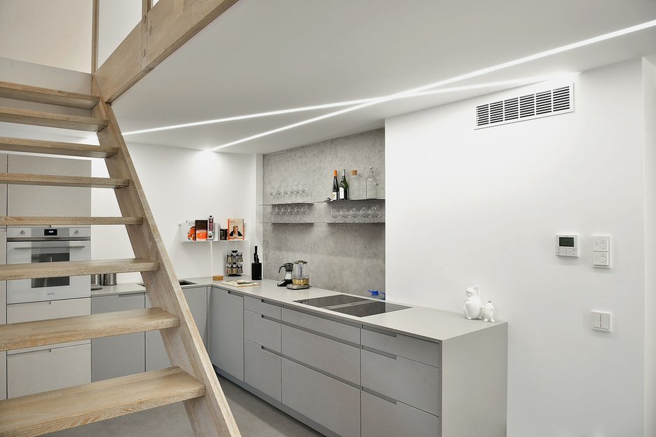 Фотография: Кухня и столовая в стиле Минимализм, Квартира, Проект недели, Эко, Челябинск, новостройка, двухэтажная квартира, Юлия Фалькова, «Любимый дом», Монолитный дом, 2 комнаты, Более 90 метров – фото на INMYROOM