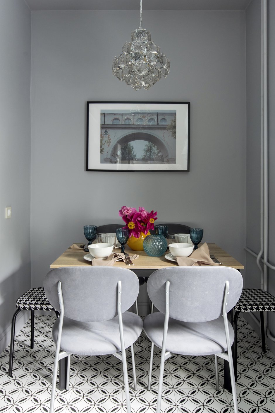 Для декора стен использовали работы ярославского фотографа Ильи Тихановского, который фотографировал архитектуру Ярославля в период пандемии. Илья организовывал выставку своих работ, и именно они вдохновили дизайнера на создание такого интерьера.