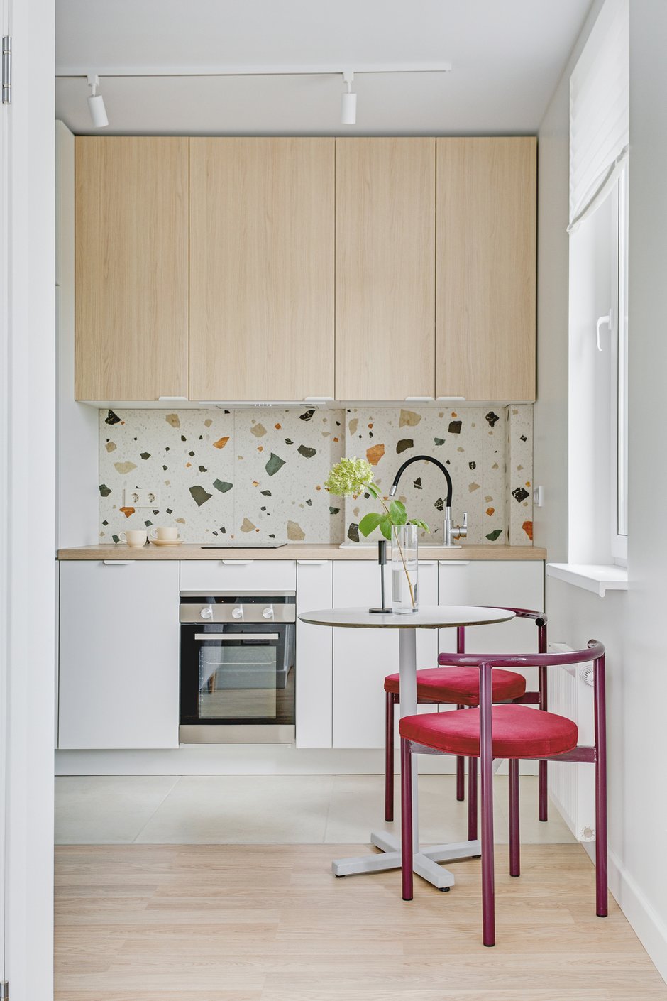 Фото: Кухня и столовая в стиле модерн, минимализм, маленькая квартира, квартира, проект недели, 2 комнаты, до 40 метров, Анна Суворова, Павел Михин – фото на INMYROOM