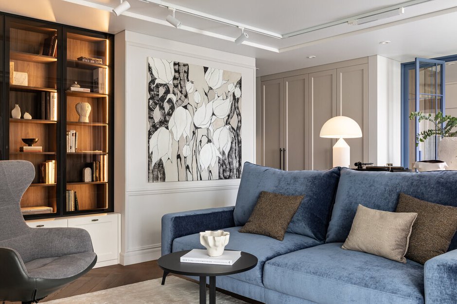 Фотография:  в стиле , Интерьер комнат, Интерьерный стиль, Дизайн интерьера, Советы, Организация пространства, как визуально увеличить площадь малогабаритки, варианты планировки пространства в однокомнатной квартире, Как сделать маленькую квартиру визуально больше, Как визуально поднять потолки, увеличение пространства с помощью зеркал, как визуально увеличить площадь квартиры, визуальное увеличение пространства, маленькая комната, увеличиваем пространство, Как сделать маленькую комнату визуально больше – фото на INMYROOM