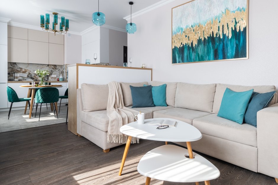 Фишка дивана в том, что с двух сторон у него высокая спинка. Как правило, у оттоманок спинки невысокие или совсем отсутствуют. Сидя у барной стойки, опираешься на мягкую подушку, а не на твердую стенку стойки. Так комфортнее смотреть телевизор.