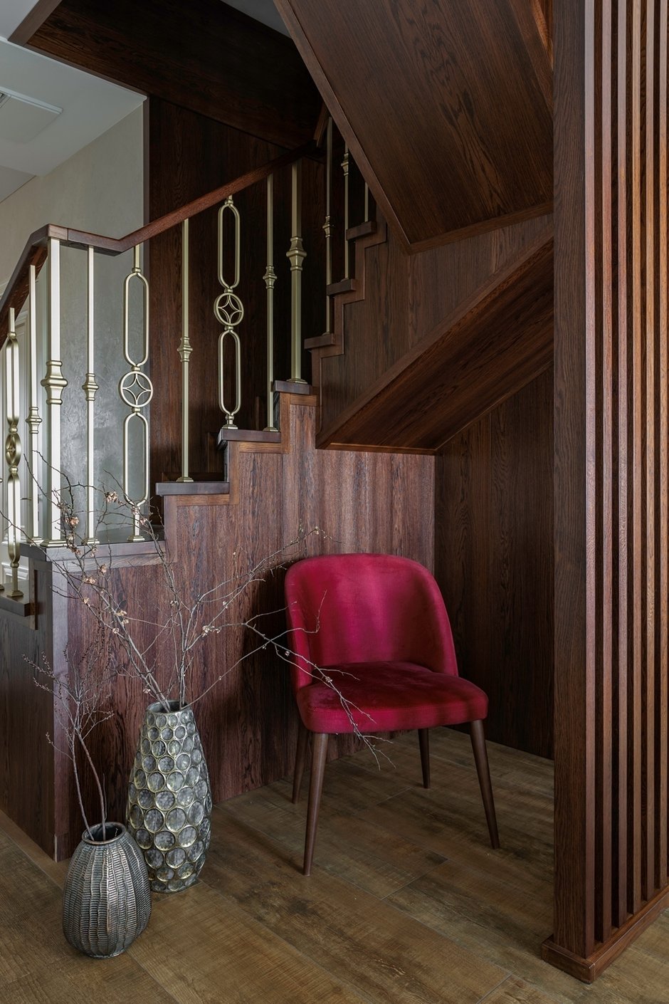 «Лестница должна была быть полностью зашита деревом. Поставщики срывали сроки, не учли стоимость подступенок. Я быстро приняла решение — оформить подступенки керамогранитом. В этот же день он был закуплен и в скором времени смонтирован. Ограждения были выкрашены под оттенок латунных люстр», — рассказывает дизайнер.