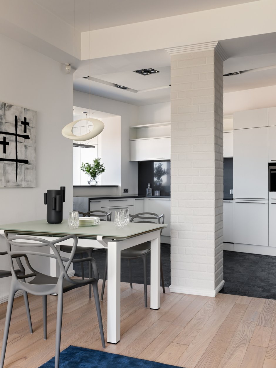 Несущие колонны и балка, которые задали ритм и геометрию деления коридора, кухни и жилой зоны.