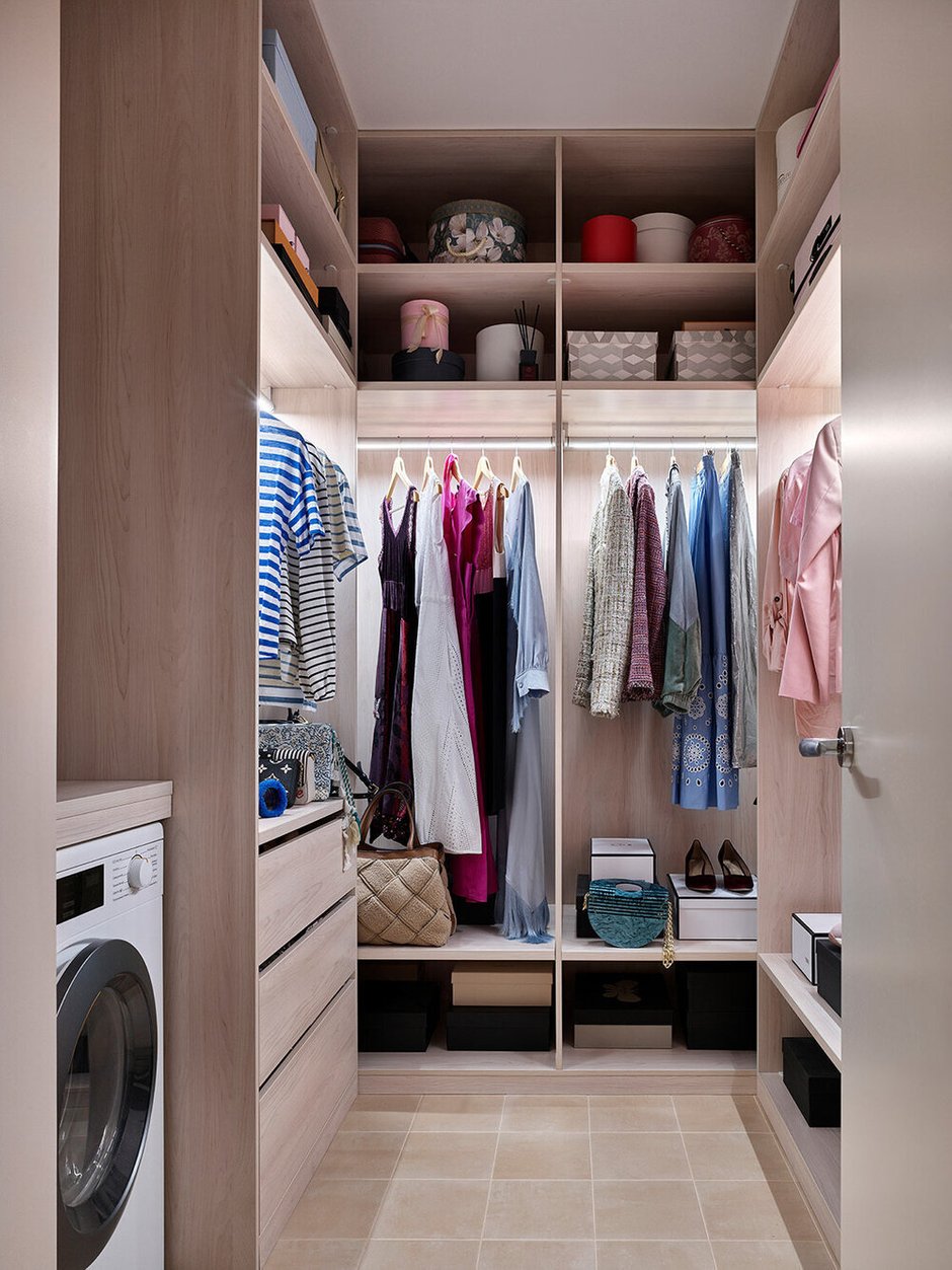 Фотография:  в стиле , Интерьер комнат, Интерьерный стиль, Дизайн интерьера, Советы, гардеробная в кладовке, гардероб на балконе, гардеробная в квартире, кладовка в квартире, каксделать гардеробную в спальне, хранение в маленькой гардеробной, проектирование гардеробной, ремонт гардеробной, маленькая гардеробная, система хранения в гардеробе, гардеробная в хрущевке, гардеробная в доходном доме, хранение в гардеробе, Кладовка, Как организовать хранение в кладовке, зимний гардероб 2026, интерьер гардеробной, гардероб в хрущевке – фото на INMYROOM