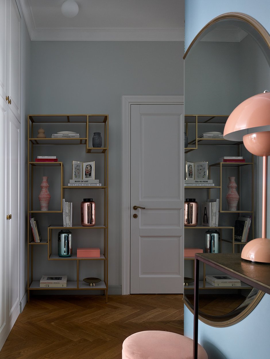 Все системы хранения сделаны на заказ. Основные гардеробы сосредоточили в прихожей. Они по цвету очень близки к цвету стен, чтобы не перегружать пространство. 