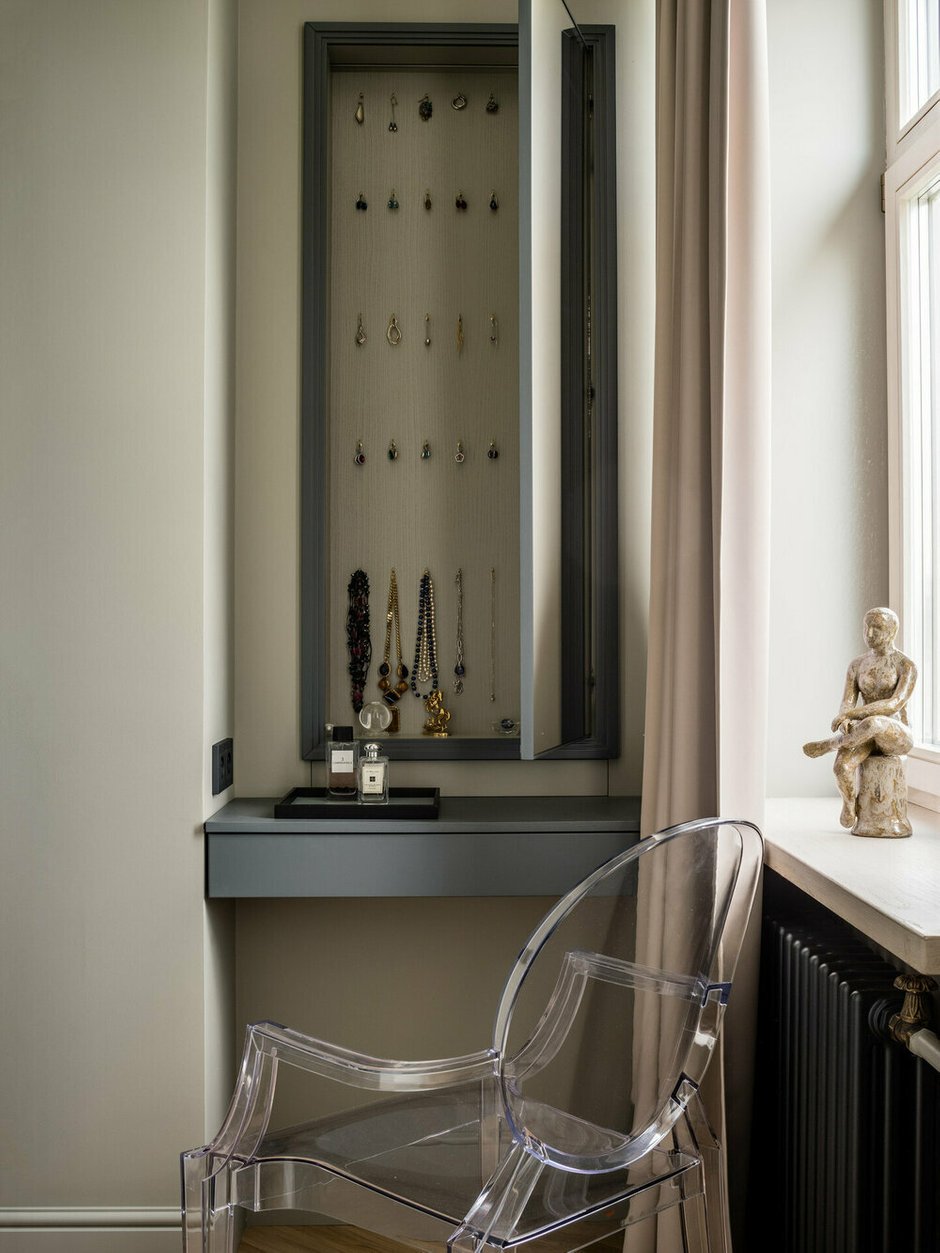 Фотография:  в стиле , Квартира, Интерьер комнат, Дизайн интерьера, Советы, система хранения в интерьере, хранение вещей, Где хранить вещи, хранение в малогабаритке, система хранения в гардеробе, хранение в маленкой квартире – фото на INMYROOM