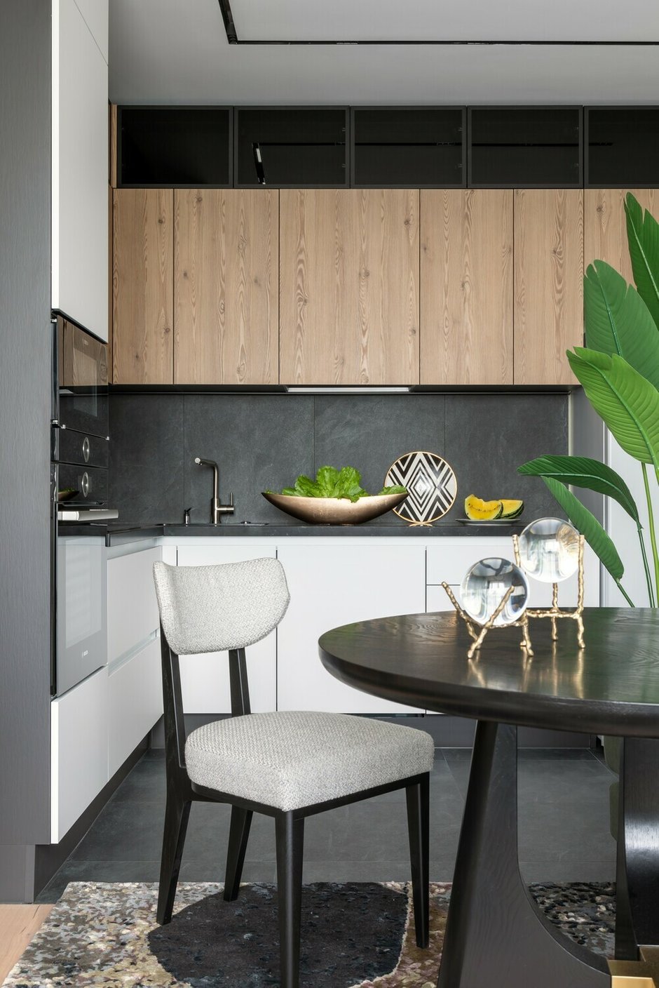 Фотография: Кухня и столовая в стиле Современный, Квартира, Проект дня, Москва, 3 комнаты, Более 90 метров, Елена Ефимовых – фото на INMYROOM