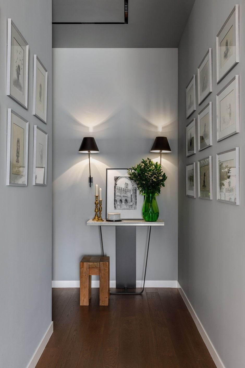 Консоль с интересным подстольем смотрится необычно и объединяет жилое пространство с прихожей. Плинтусы глянцевые.