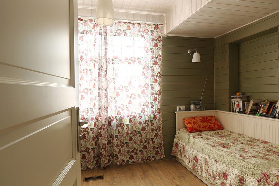 Фотография:  в стиле , Дом, Россия, Artemide, Vitra, IKEA, Проект недели, Ideal Lux, Hansgrohe, Tikkurila, Quickstep, Bosсh, Boras Tapeter, Бурцево, Sharp, Parador, Stroeher, Анна Жемерева, П-образная кухня – фото на INMYROOM