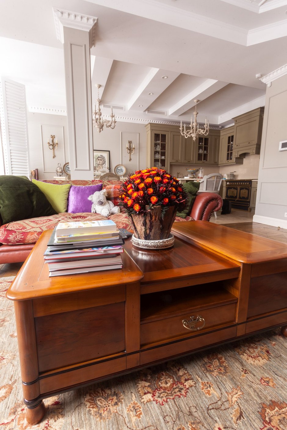 Фотография:  в стиле , Классический, Эклектика, Дом, Россия, Restoration Hardware, Белый, Проект недели, Черный, Москва, Красный, Dulux, Серый, Коричневый, Никита Морозов, интерьер загородного дома, Possoni, Arte Veneziana S.r.l, Traditional Bathrooms, Devon & Devon, Casa d'Arte Paoletti, Old Wood, Roche Bobois, Stovax William IV, как обустроить загородный дом, классический стиль в интерьере, камин в гостиной, Таунхаус – фото на INMYROOM