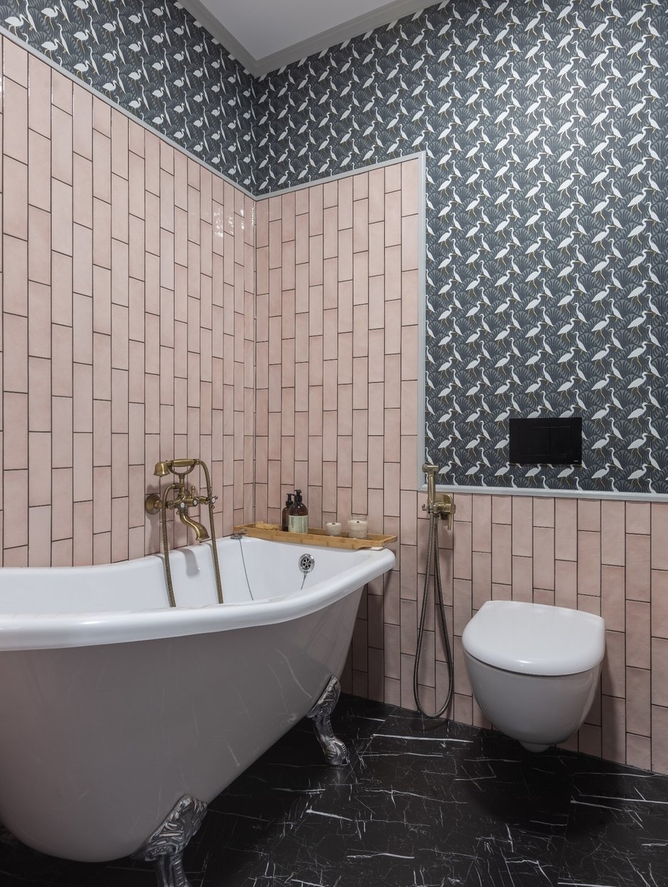 Необычным и смелым ходом стало использование обоев в ванной комнате. Это было пожелание заказчицы. Изначально планировали покрыть обои прозрачным лаком, но в итоге отказались от идеи. На данный момент семья живет в квартире больше года и никаких нареканий по поводу обоев во влажном помещении нет.