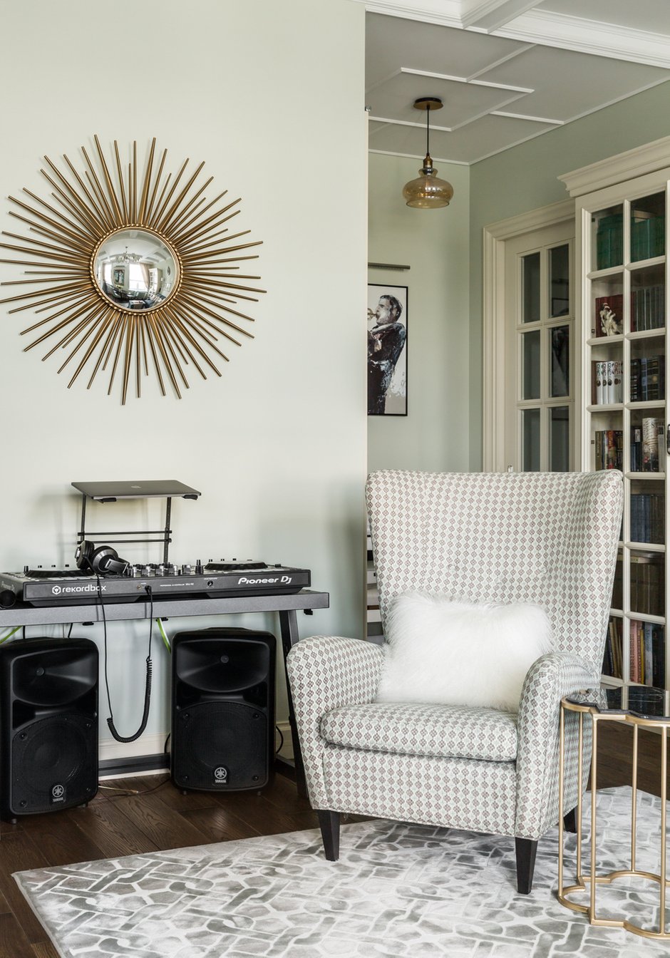 Фотография: Гостиная в стиле Классический, Современный, Квартира, Проект недели, Москва, Сталинка, 3 комнаты, Более 90 метров, Татьяна Красикова – фото на INMYROOM