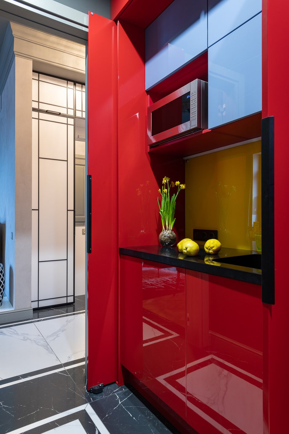 Фотография: Кухня и столовая в стиле Современный, Эклектика, Малогабаритная квартира, Квартира, Проект недели, Москва, Сталинка, 2 комнаты, до 40 метров, 40-60 метров, Денис Шапкин, Андрей Васильченко – фото на INMYROOM