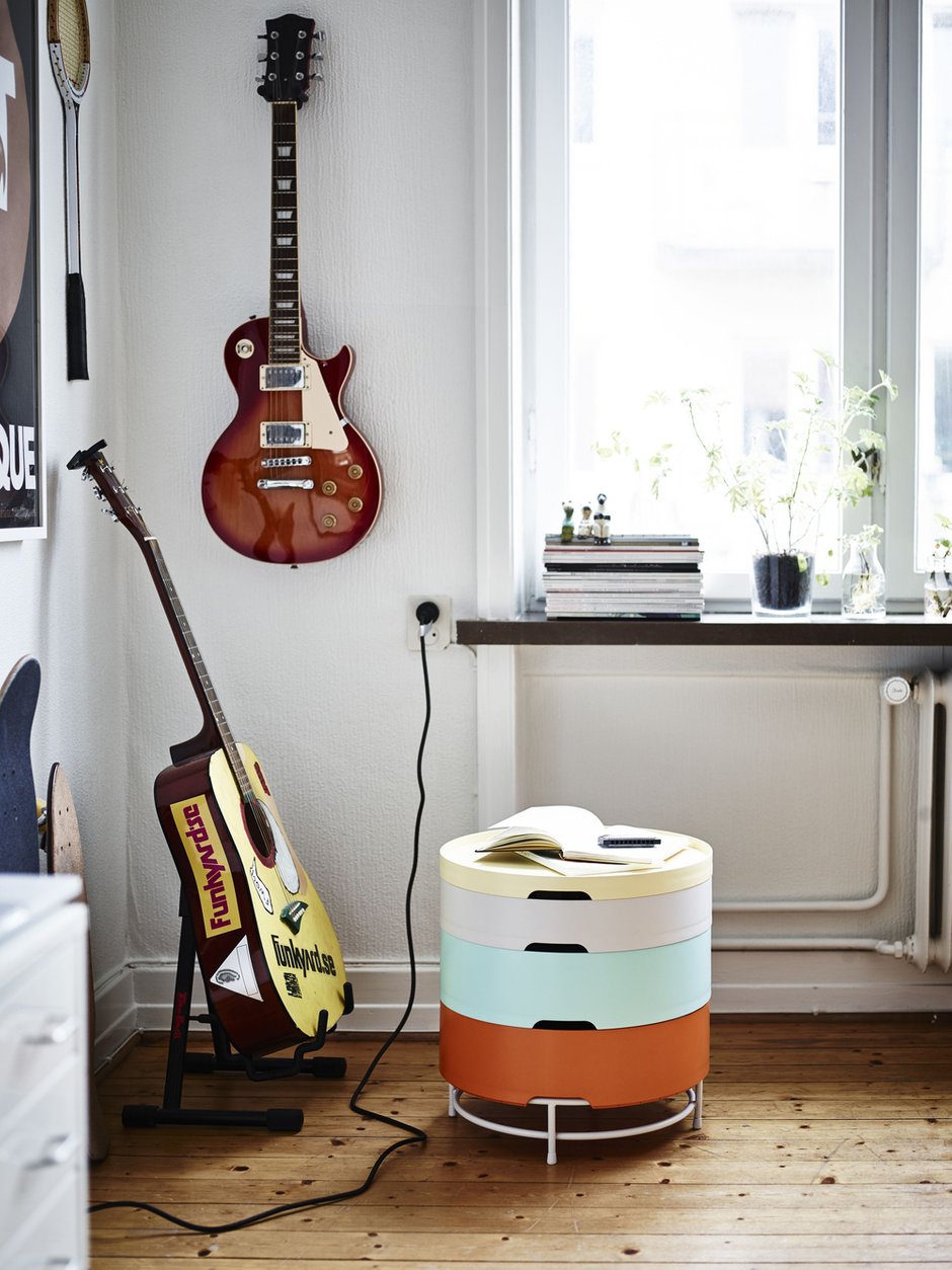 Фотография: Мебель и свет в стиле Лофт, Декор интерьера, Карта покупок, Часы, Индустрия, IKEA, Светильник, Стол, Ковер, Полки, Журнальный столик, Вешалка, Лампы – фото на INMYROOM