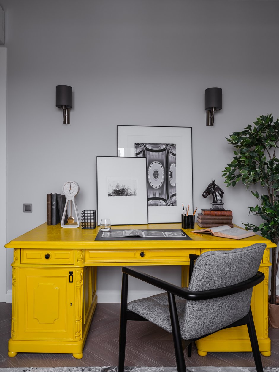 «В наследство от предыдущих хозяев заказчикам перешел антикварный стол, который решили оставить в кабинете. Он должен был стать фокусным центром помещения, а возможно, и всей квартиры. Заказчик выбрал свой любимый оттенок — желтый цвет строительной дорожной техники», — рассказывает дизайнер.