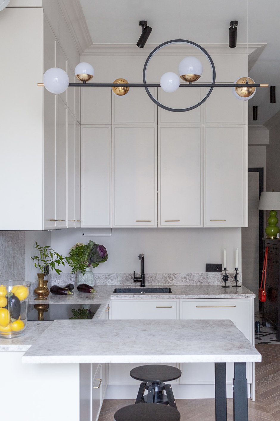 Фотография: Кухня и столовая в стиле Современный, Квартира, Проект недели, Москва, 4 и больше, 60-90 метров, Рада Кобук, Варя Шалито – фото на INMYROOM