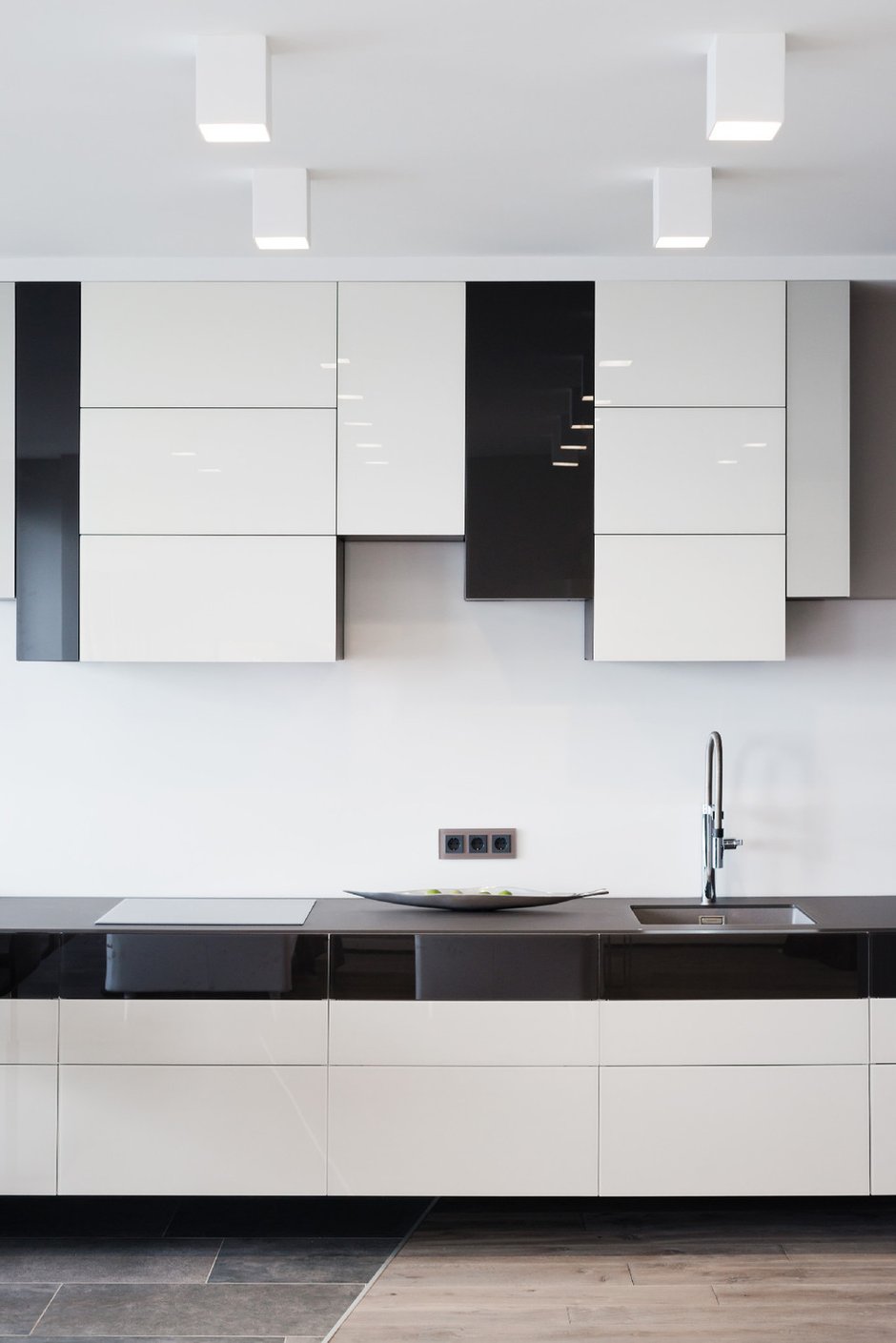 Фотография: Кухня и столовая в стиле Современный, Хай-тек, Квартира, Минимализм, Проект недели – фото на INMYROOM