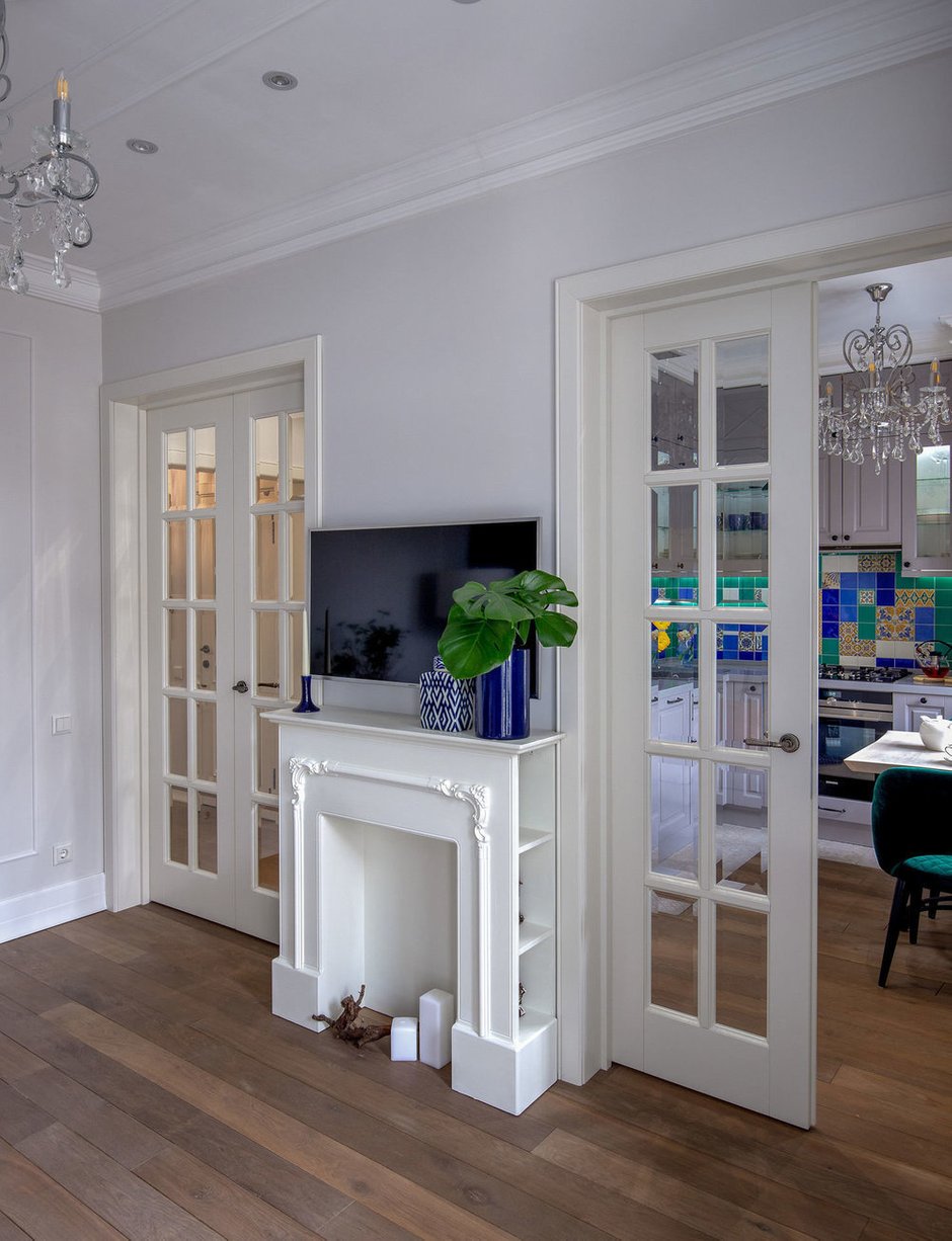 Двери со стеклянной раскладкой смотрятся очень изящно.