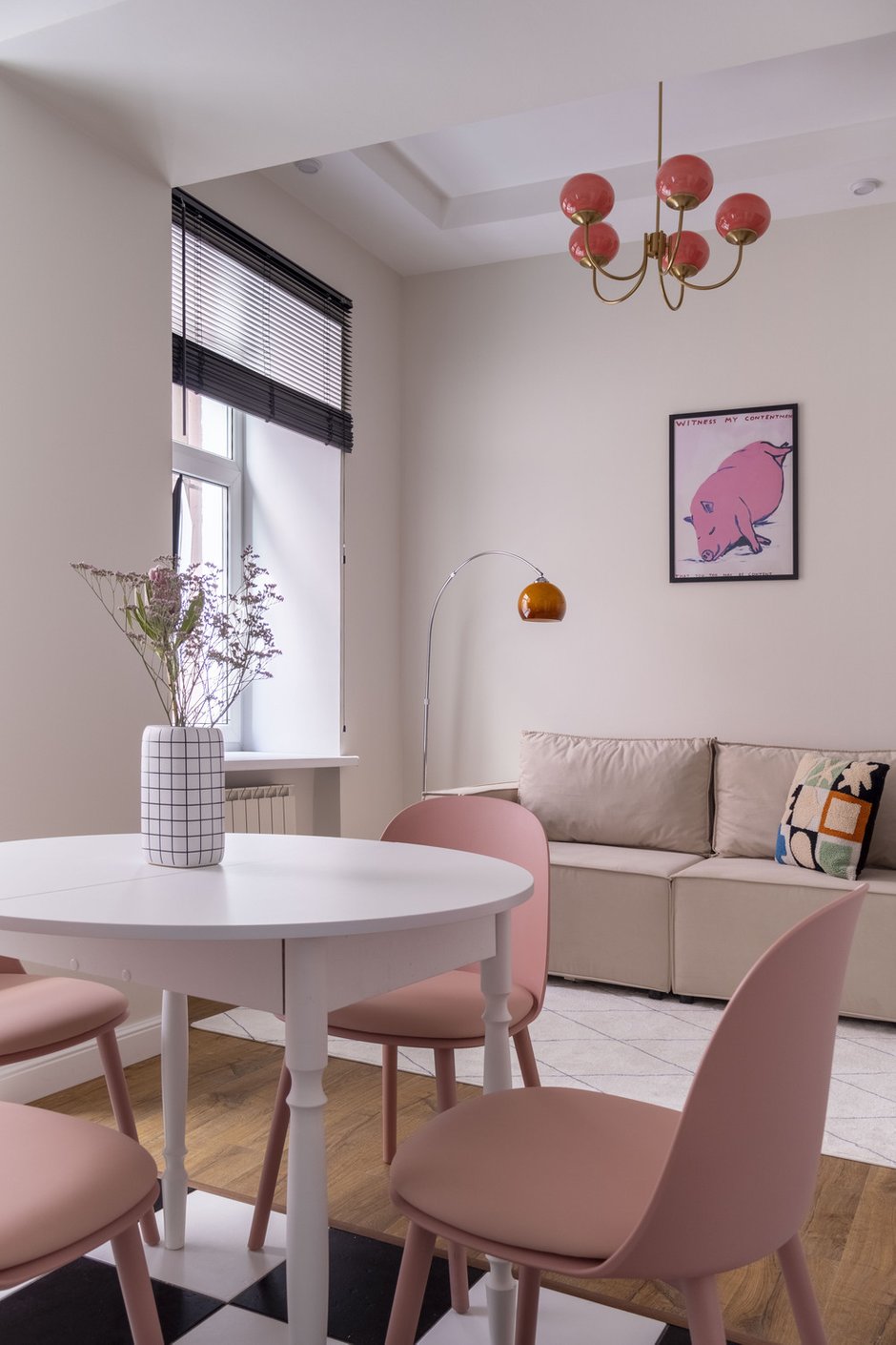 Фотография: Гостиная в стиле Современный, Эклектика, Квартира, Проект дня, Санкт-Петербург, Кирпичный дом, 2 комнаты, 60-90 метров, современный с элементами минимализма и арт-деко, Постели Ковёр – фото на INMYROOM