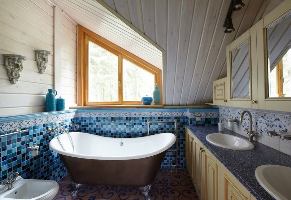 Фотография: Ванная в стиле Прованс и Кантри, Классический, Дом, Проект недели, Екатерина Блохина, Дом и дача, Московская область, дом из бруса, Антон Корнеев, Korneev Design Workshop, гостиная с камином, как оформить деревянный дом, дом с мансардой – фото на INMYROOM