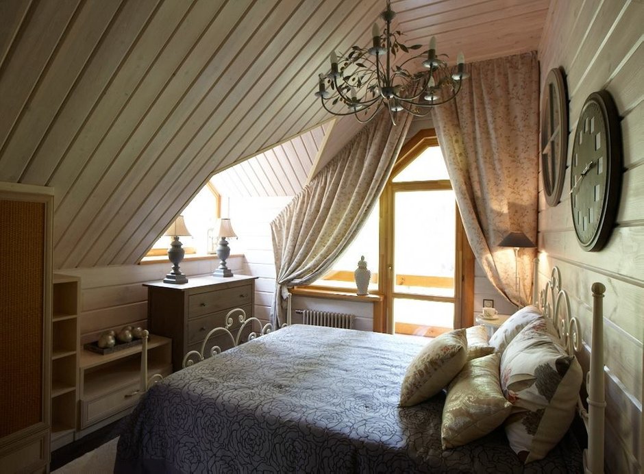Фотография: Спальня в стиле Прованс и Кантри, Классический, Дом, Проект недели, Екатерина Блохина, Дом и дача, Московская область, дом из бруса, Антон Корнеев, Korneev Design Workshop, гостиная с камином, как оформить деревянный дом, дом с мансардой – фото на INMYROOM